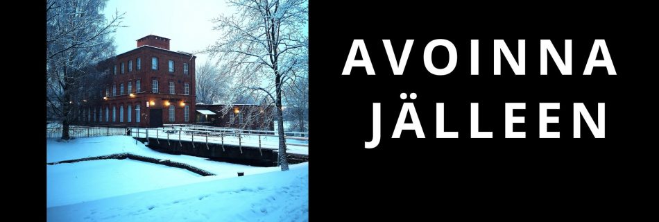 Talvinen maisema, taustalla tiilinen vanha tehdasrakennus. Kuvassa on teksti: Avoinna jälleen.