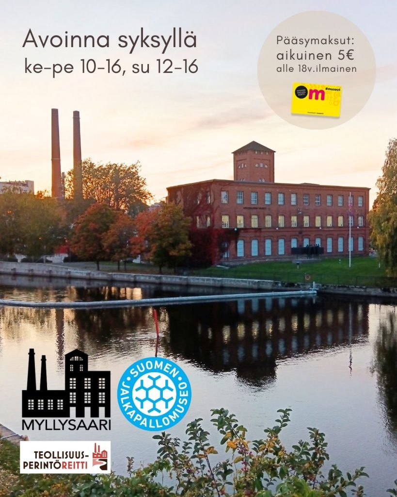 Järvimaisema jonka taustalla vanha museorakennus sekä tehtaan piippuja. Kuvassa on ilta.