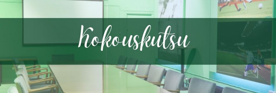 Kokoushuone taustalla jossa pöytä, tuoleja ja valkokangas. Kuvassa teksti: kokouskutsu.