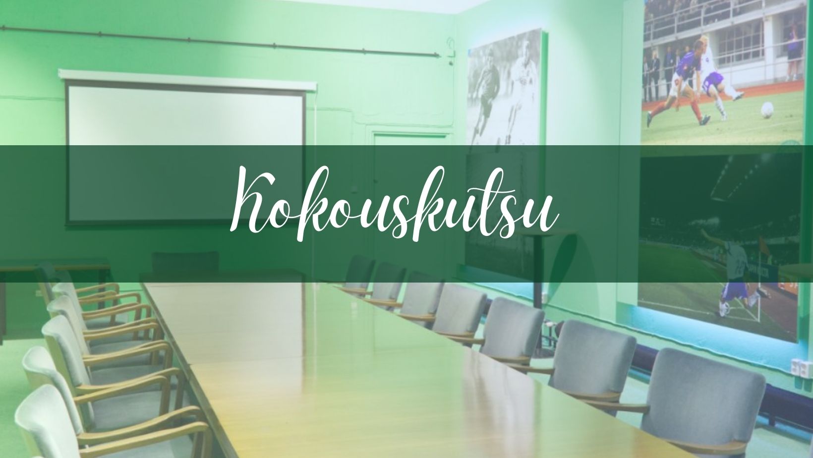 Kokoushuone taustalla jossa pöytä, tuoleja ja valkokangas. Kuvassa teksti: kokouskutsu.