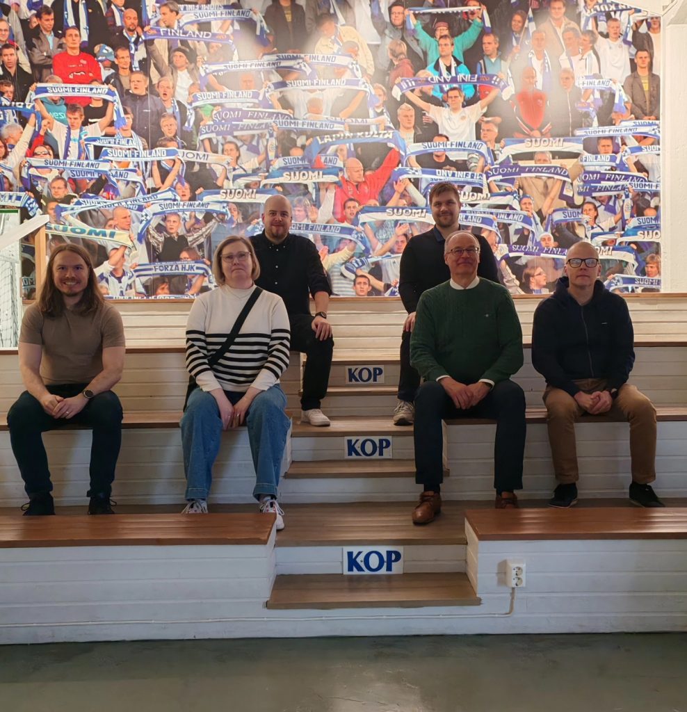 Kuusi ihmistä istuu museon auditoriossa.